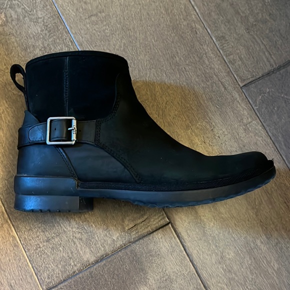 Ugg Dakota Black Boots in Excellent Condition - Picture 2 of 5